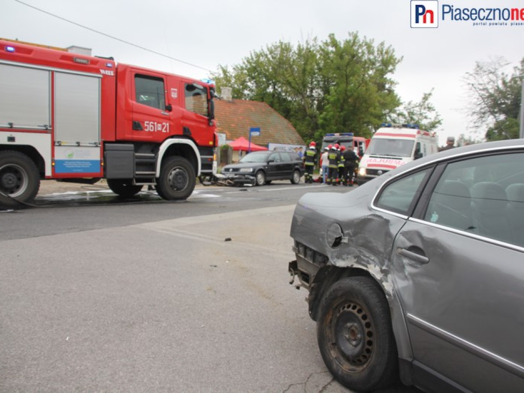 Droga z Konstancina do Piaseczna zablokowana. Wypadek z udziałem dwóch samochodów osobowych i motocykla