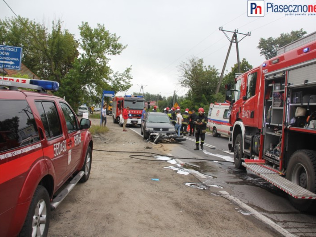 Droga z Konstancina do Piaseczna zablokowana. Wypadek z udziałem dwóch samochodów osobowych i motocykla