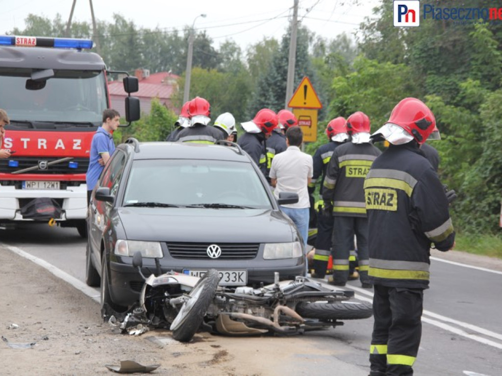 Droga z Konstancina do Piaseczna zablokowana. Wypadek z udziałem dwóch samochodów osobowych i motocykla