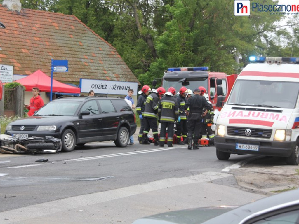 Droga z Konstancina do Piaseczna zablokowana. Wypadek z udziałem dwóch samochodów osobowych i motocykla