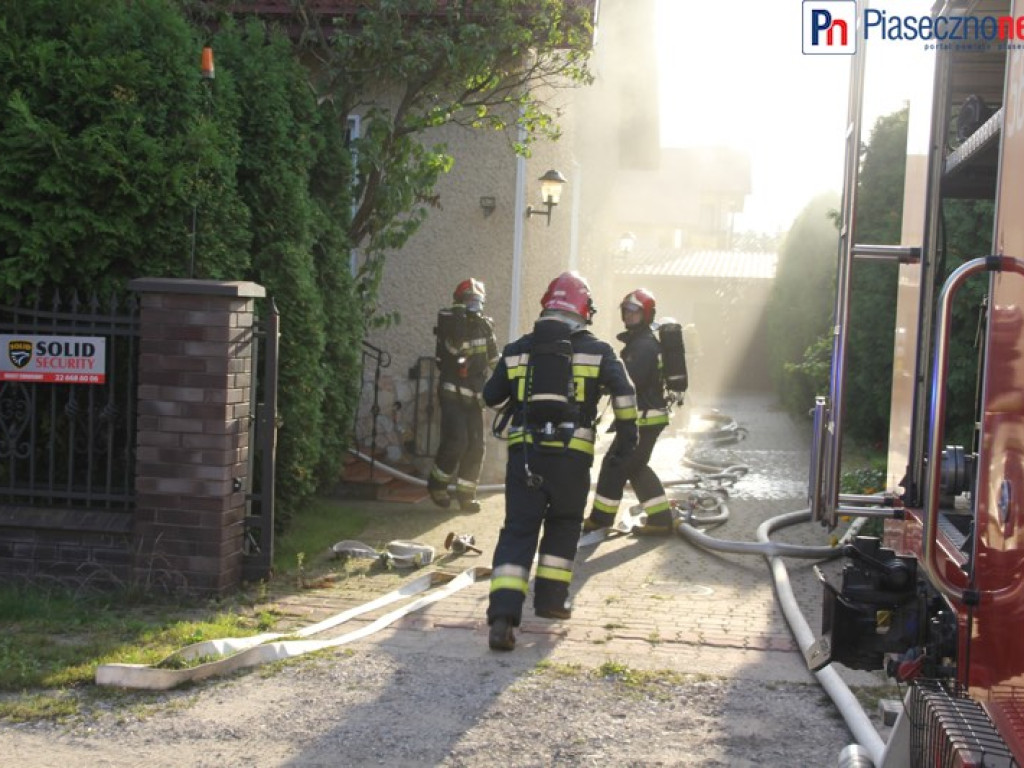 Pożar domu! Cztery jednostki straży pożarnej walczą z żywiołem