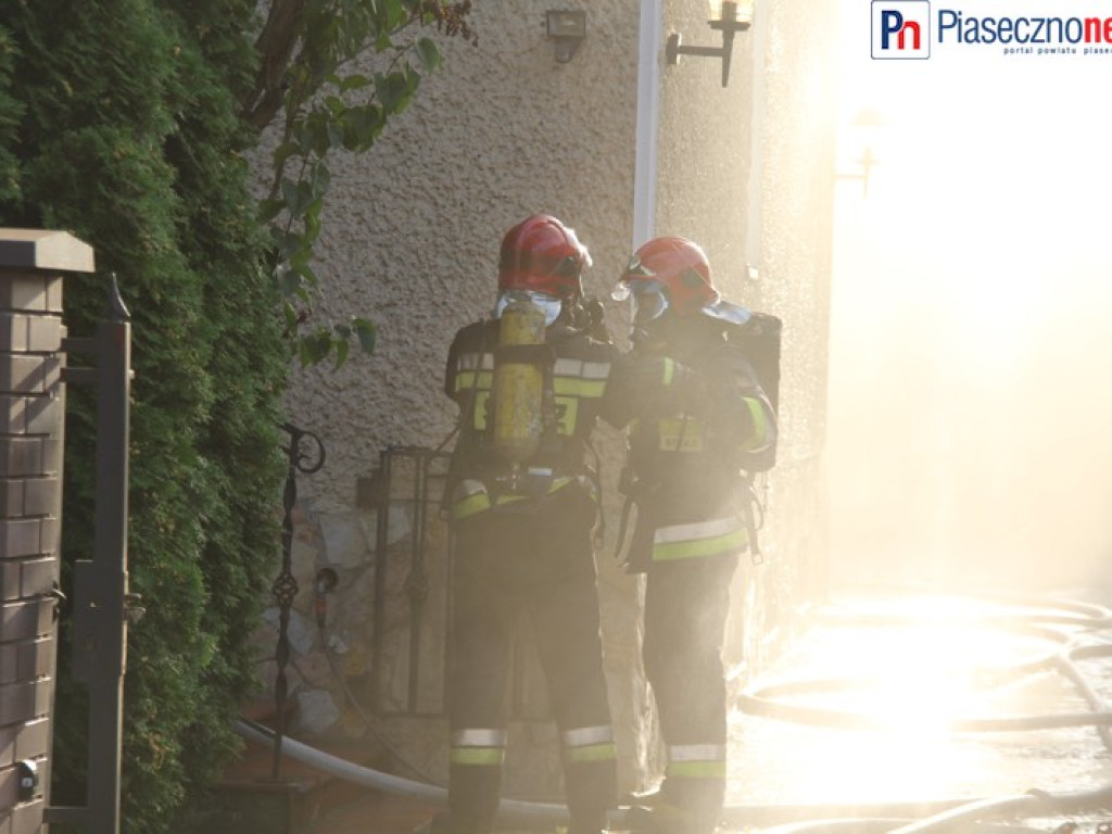 Pożar domu! Cztery jednostki straży pożarnej walczą z żywiołem