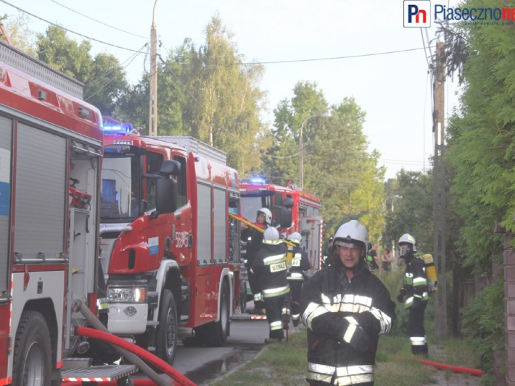 Pożar domu! Cztery jednostki straży pożarnej walczą z żywiołem