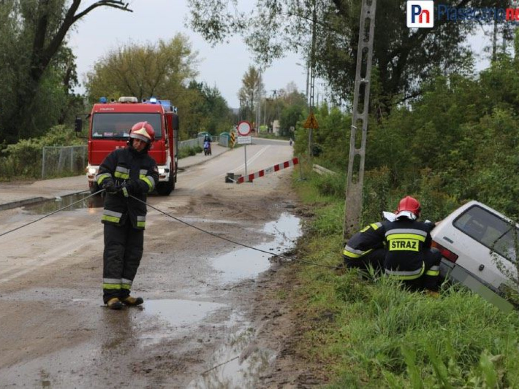 Auto w rowie, kierowca zniknął