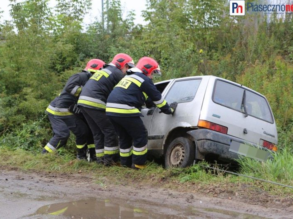 Auto w rowie, kierowca zniknął