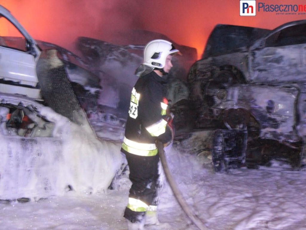 Samochody stanęły w płomieniach! Spektakularna akcja straży pożarnej
