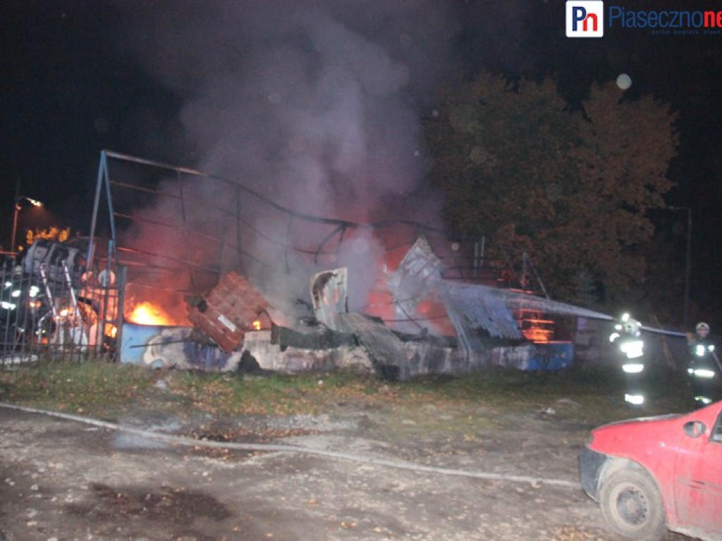 Samochody stanęły w płomieniach! Spektakularna akcja straży pożarnej
