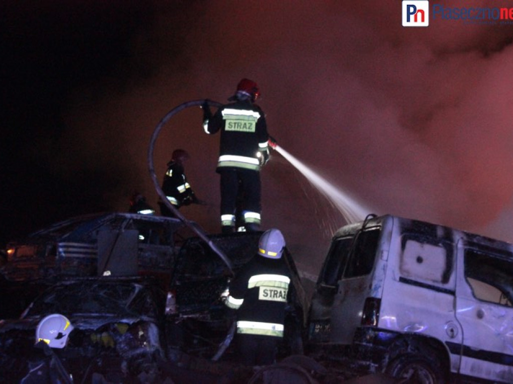 Samochody stanęły w płomieniach! Spektakularna akcja straży pożarnej