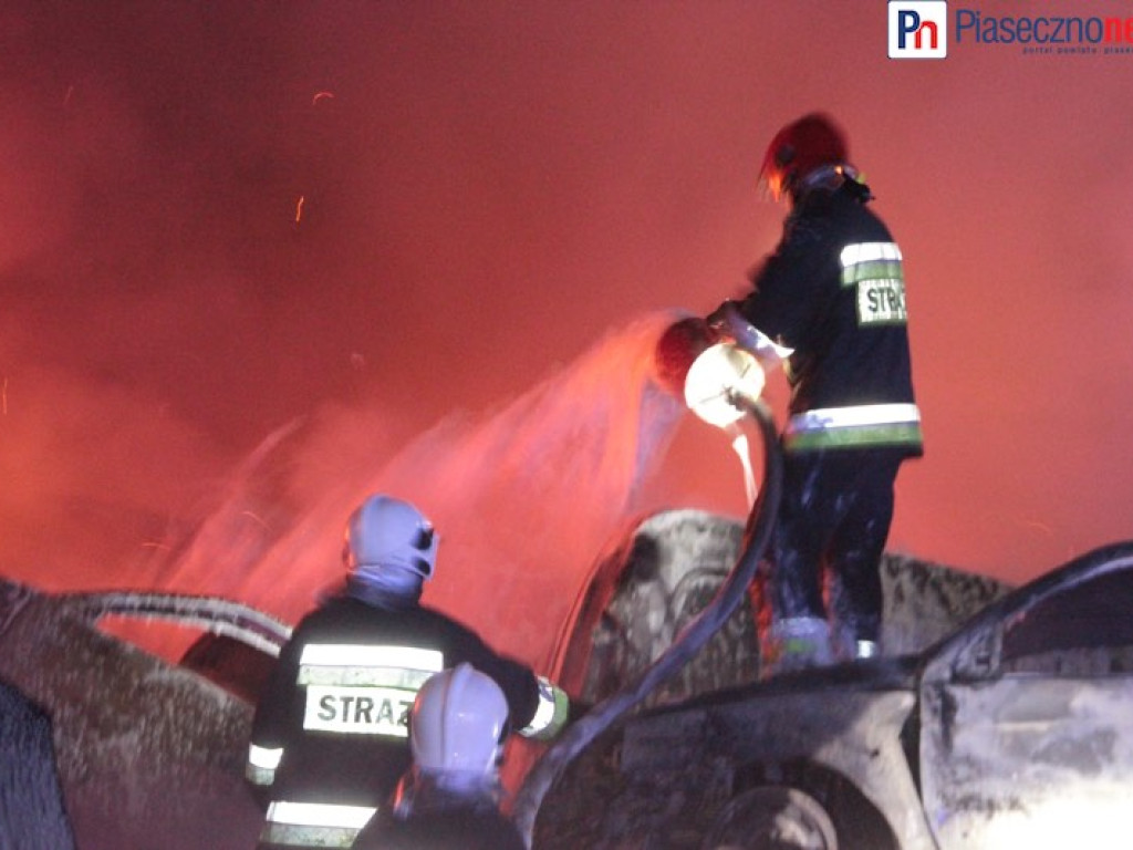 Samochody stanęły w płomieniach! Spektakularna akcja straży pożarnej