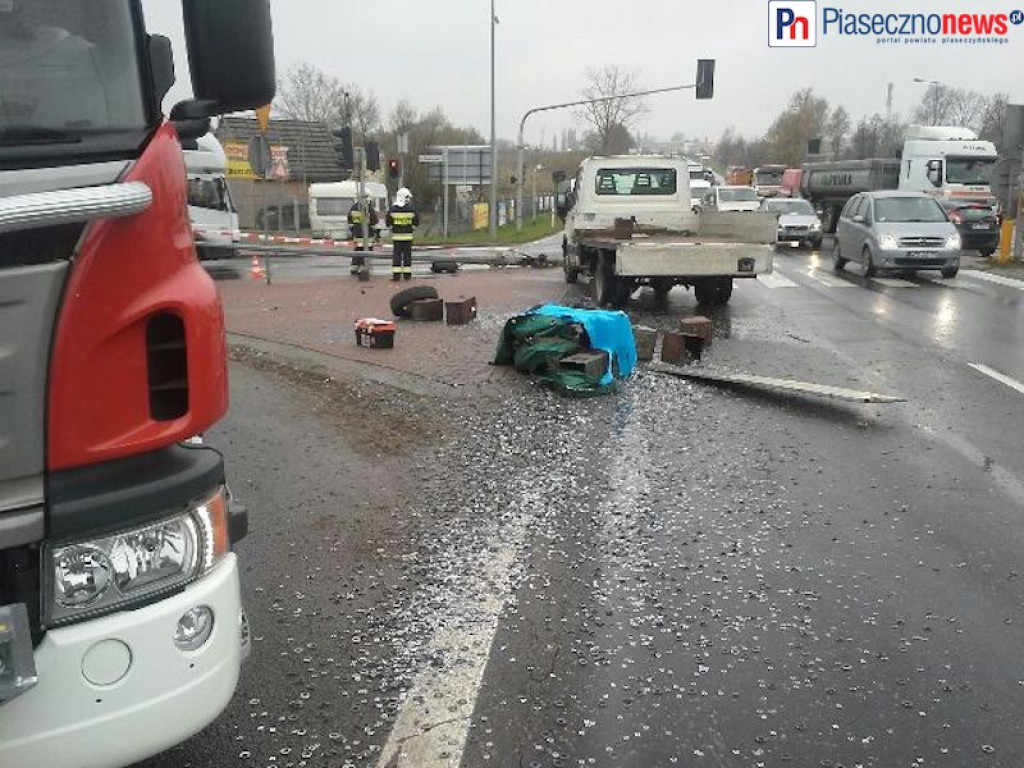 Wypadek na skrzyżowaniu! Tysiące metalowych podkładek na jezdni
