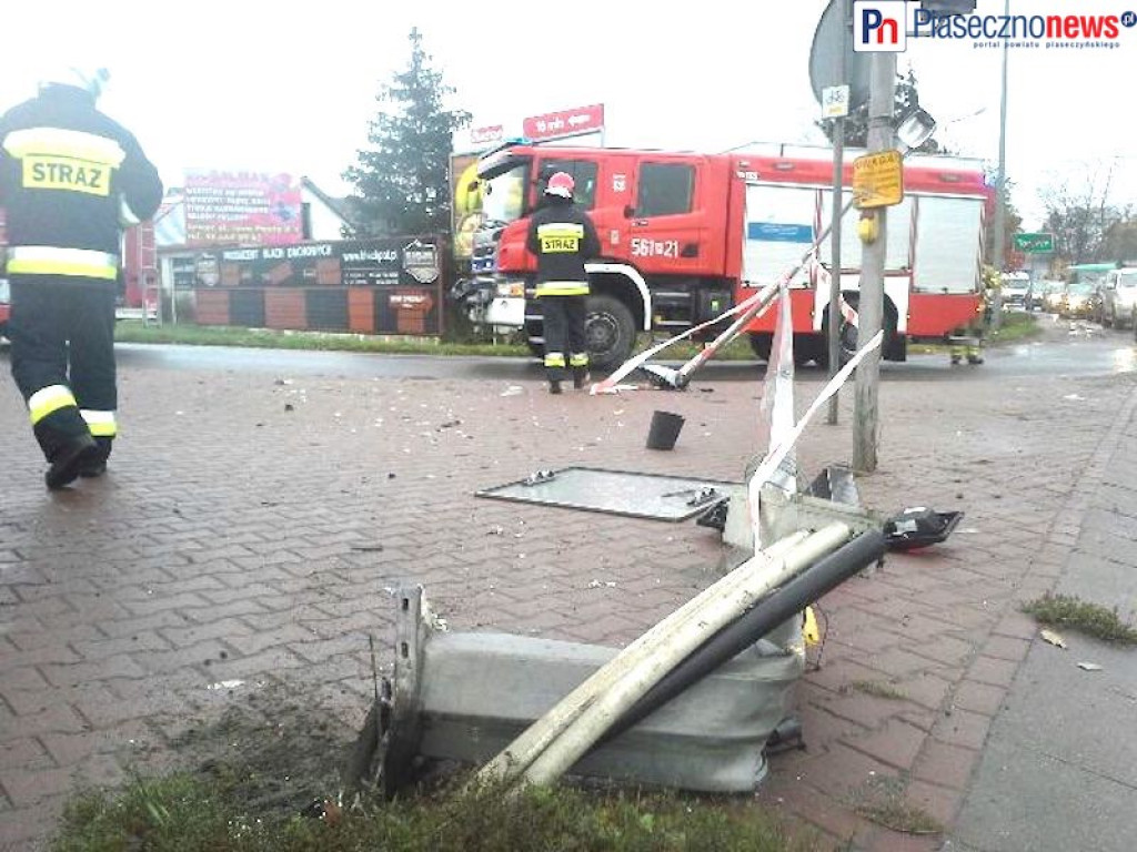 Wypadek na skrzyżowaniu! Tysiące metalowych podkładek na jezdni
