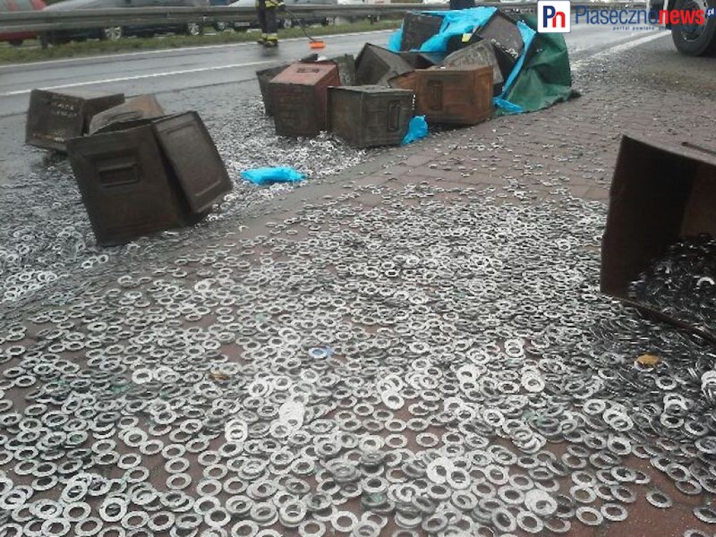 Wypadek na skrzyżowaniu! Tysiące metalowych podkładek na jezdni