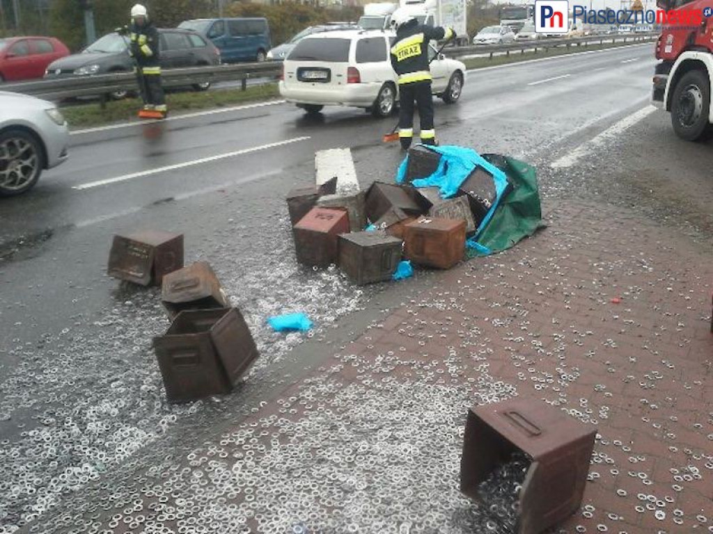 Wypadek na skrzyżowaniu! Tysiące metalowych podkładek na jezdni