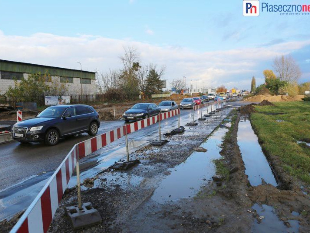 Zapasy w błocie na ulicy Okulickiego