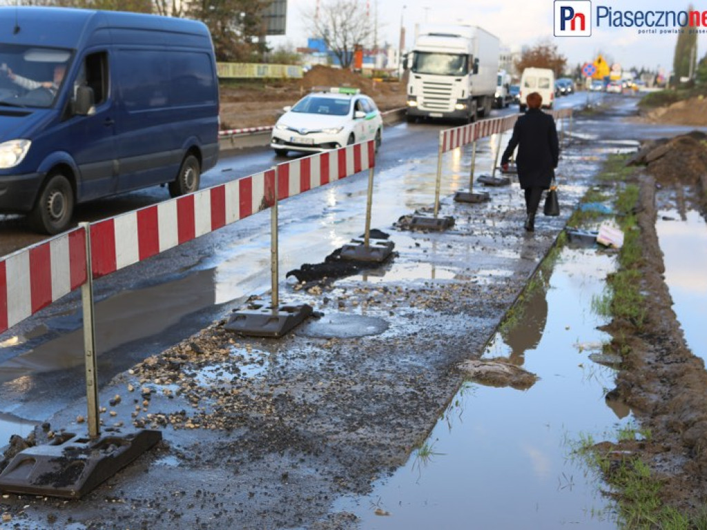 Zapasy w błocie na ulicy Okulickiego
