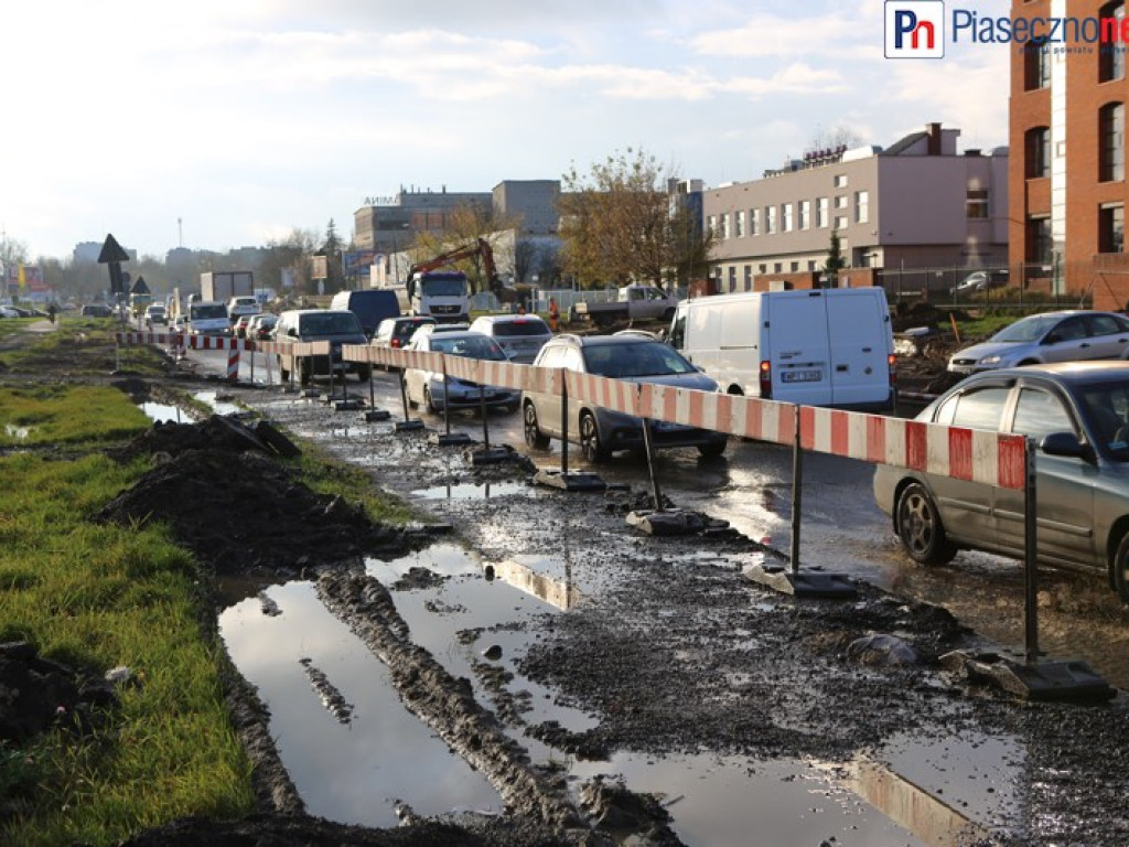 Zapasy w błocie na ulicy Okulickiego
