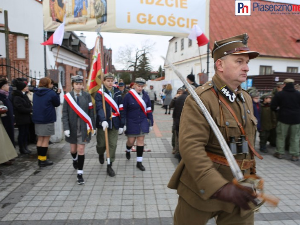 Uroczyste złożenie kwiatów na Placu Piłsudskiego