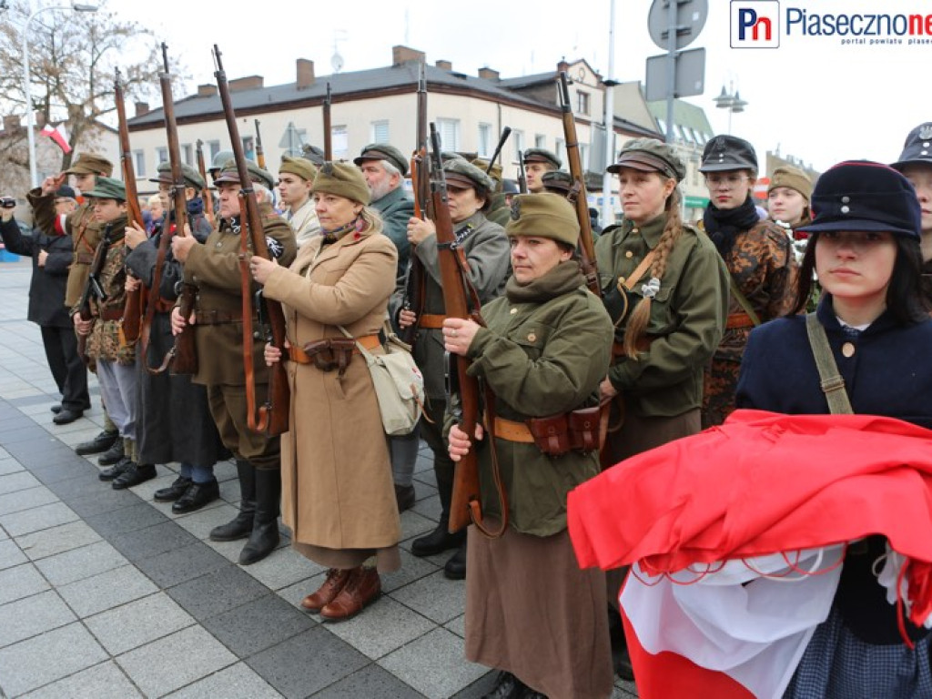 Uroczyste złożenie kwiatów na Placu Piłsudskiego