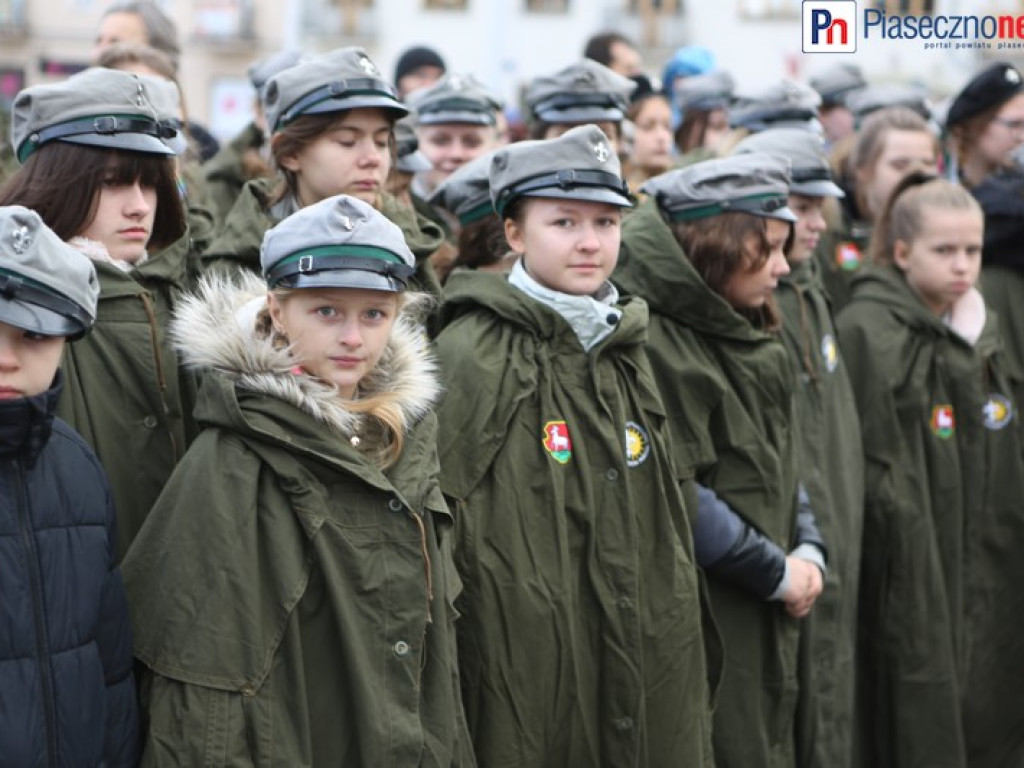 Uroczyste złożenie kwiatów na Placu Piłsudskiego