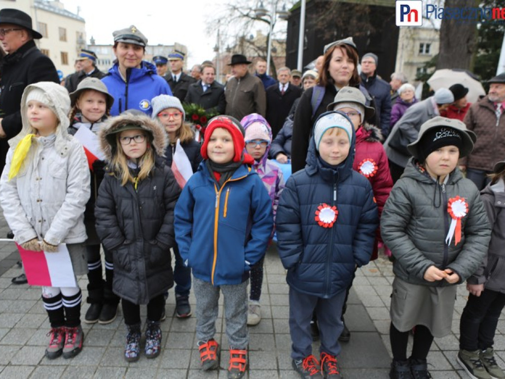 Uroczyste złożenie kwiatów na Placu Piłsudskiego