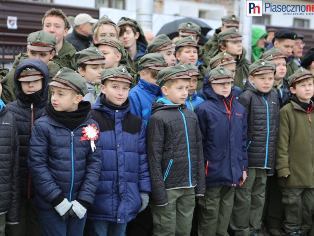 Uroczyste złożenie kwiatów na Placu Piłsudskiego