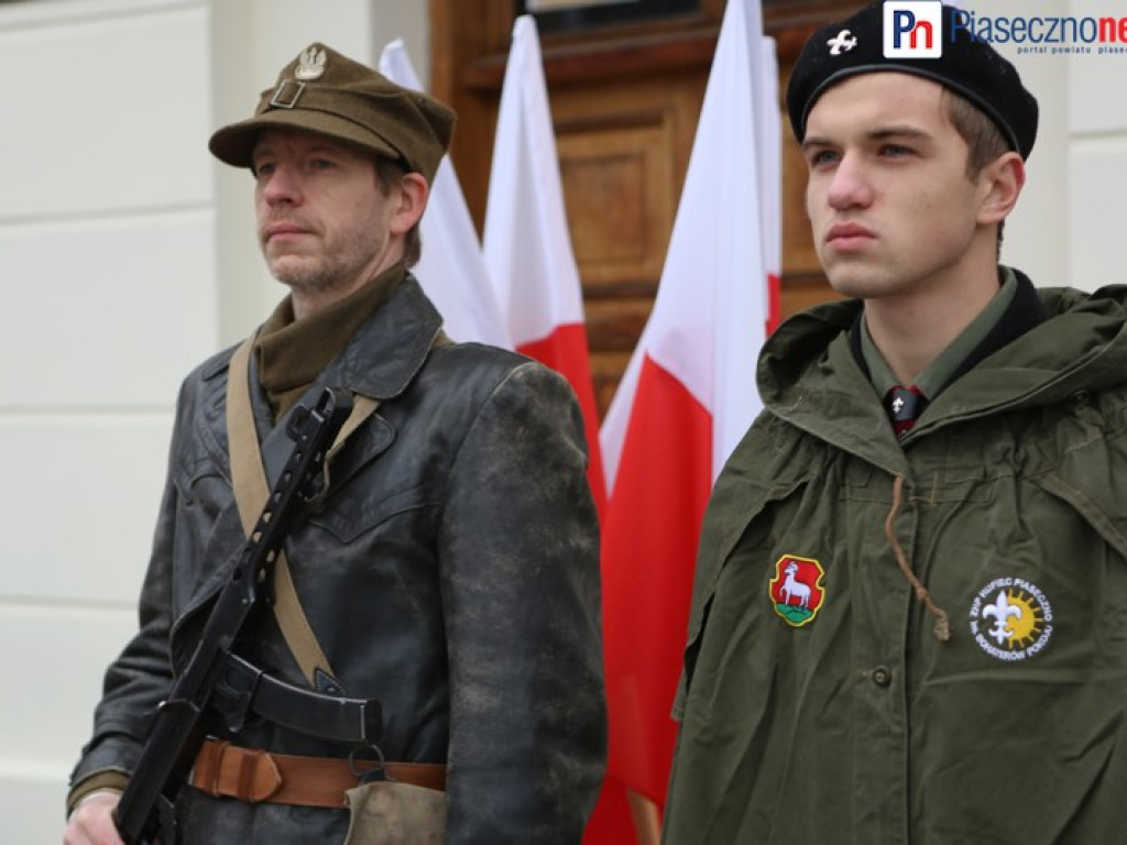 Uroczyste złożenie kwiatów na Placu Piłsudskiego