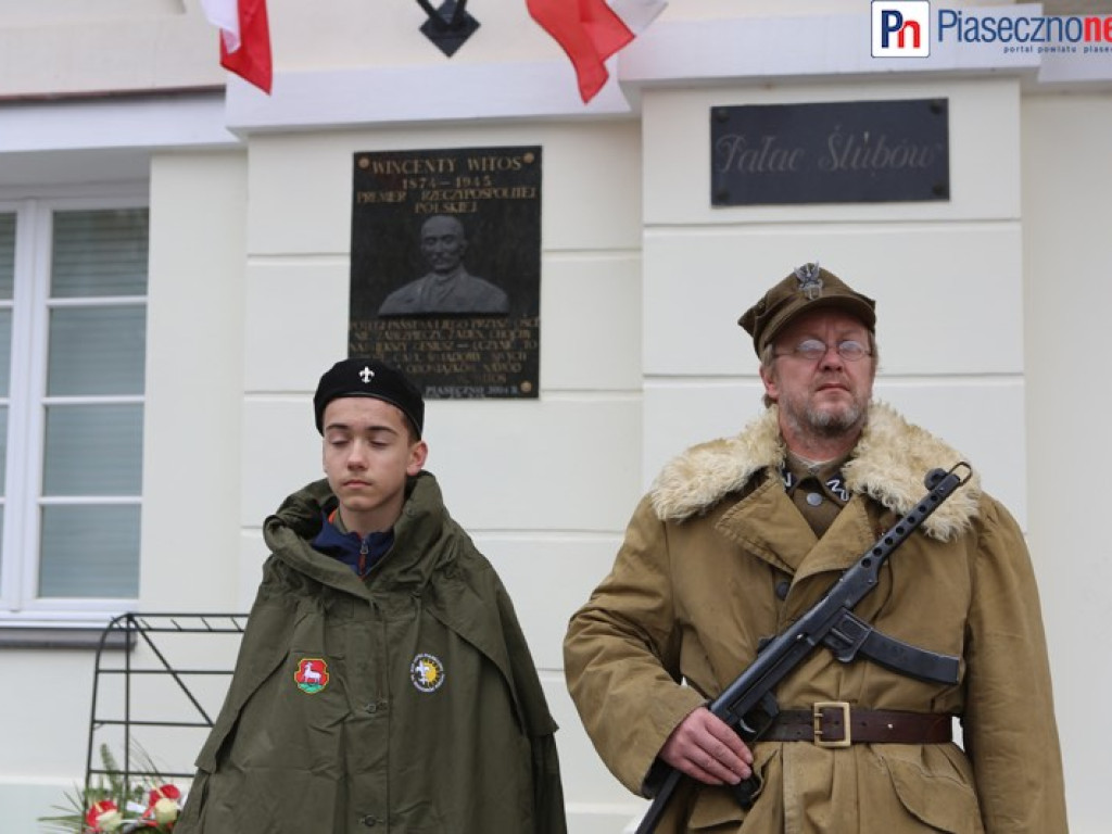 Uroczyste złożenie kwiatów na Placu Piłsudskiego