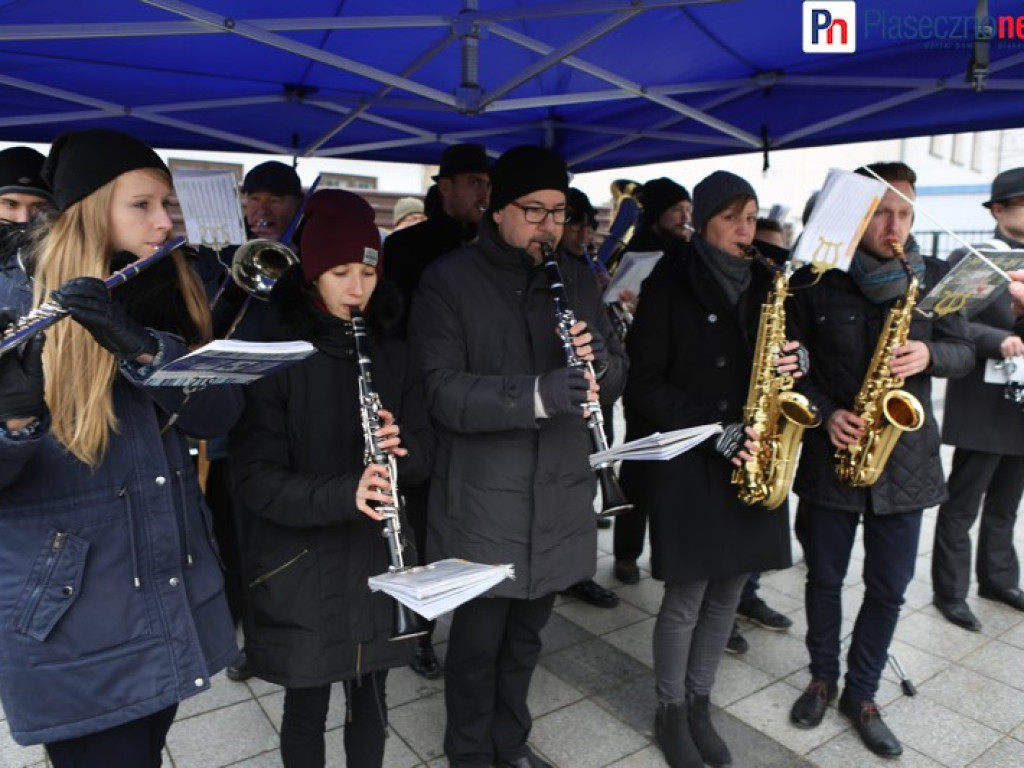 Uroczyste złożenie kwiatów na Placu Piłsudskiego