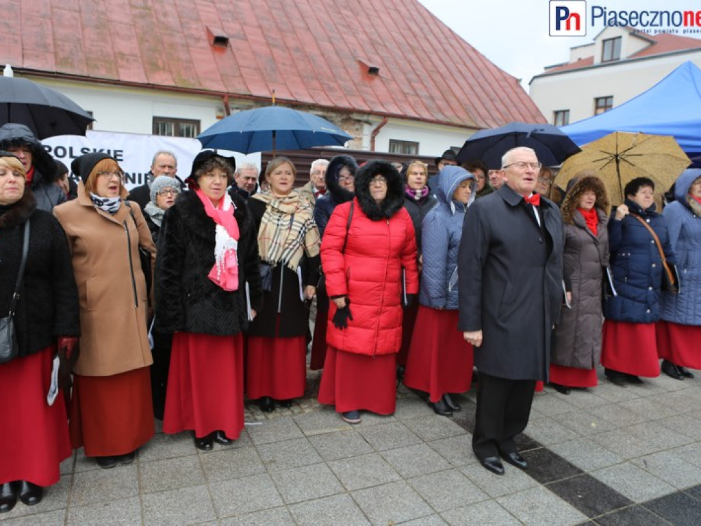 Uroczyste złożenie kwiatów na Placu Piłsudskiego
