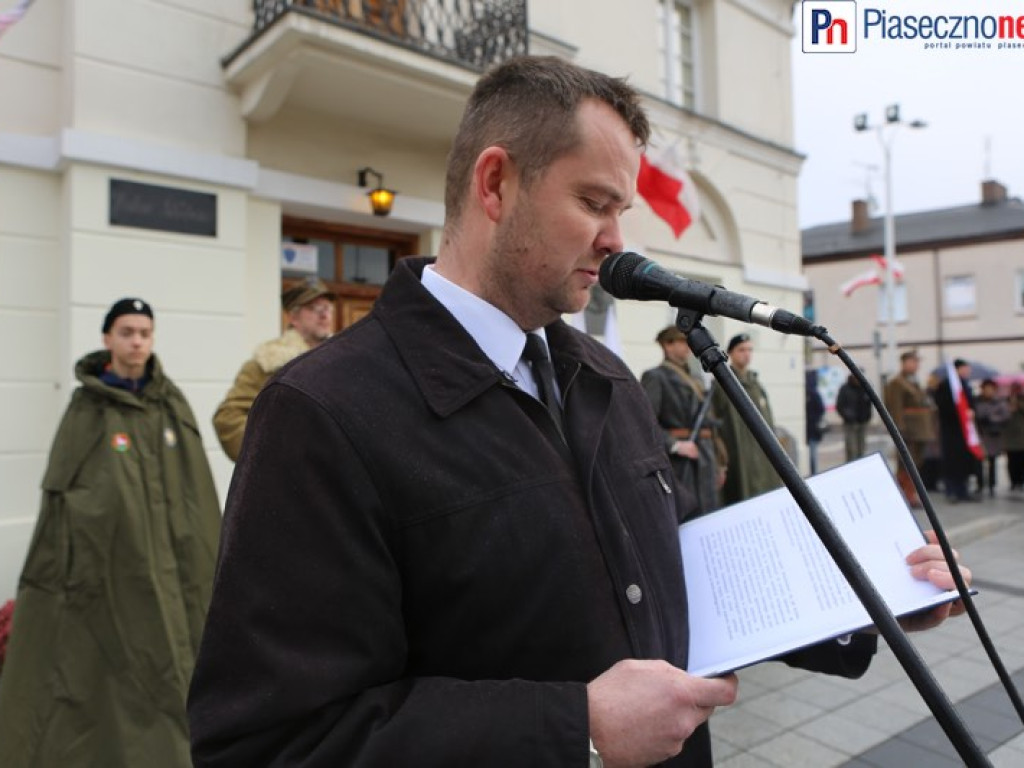 Uroczyste złożenie kwiatów na Placu Piłsudskiego