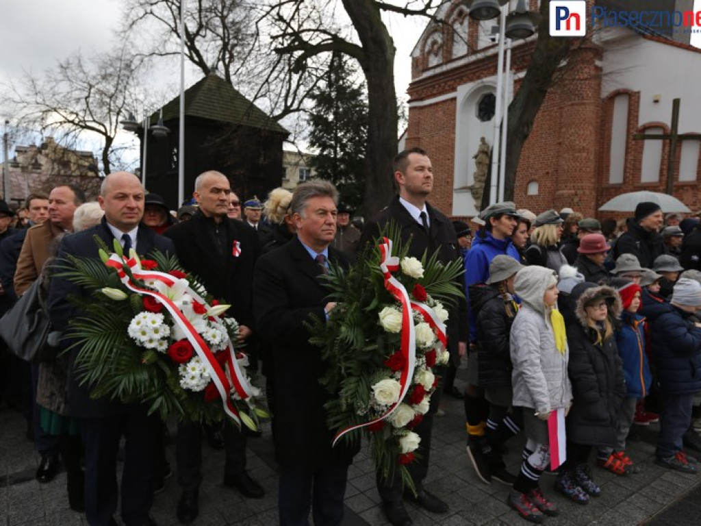Uroczyste złożenie kwiatów na Placu Piłsudskiego