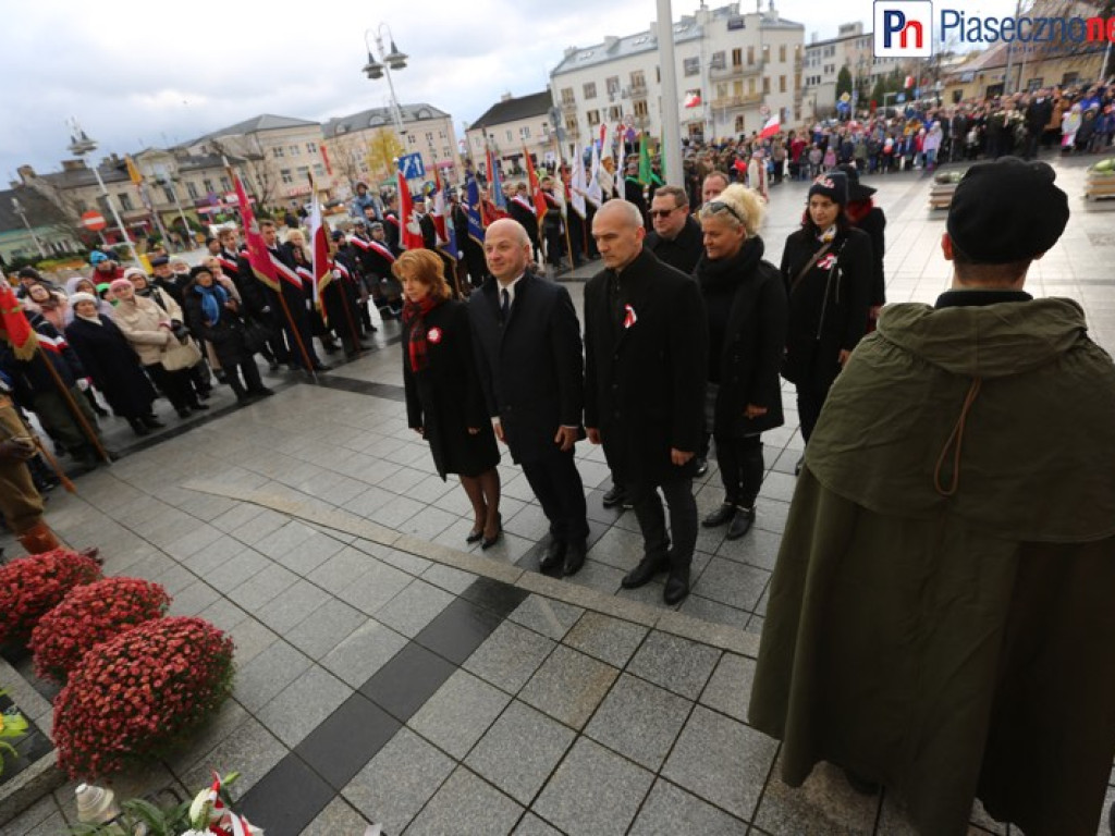 Uroczyste złożenie kwiatów na Placu Piłsudskiego