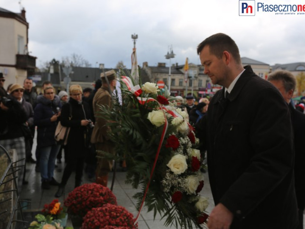 Uroczyste złożenie kwiatów na Placu Piłsudskiego