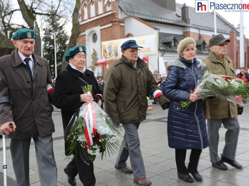 Uroczyste złożenie kwiatów na Placu Piłsudskiego