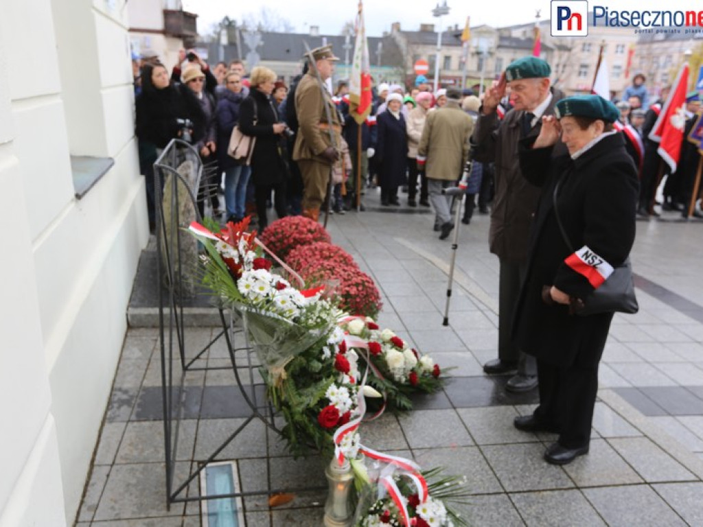 Uroczyste złożenie kwiatów na Placu Piłsudskiego