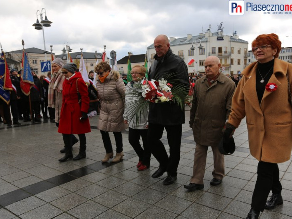 Uroczyste złożenie kwiatów na Placu Piłsudskiego