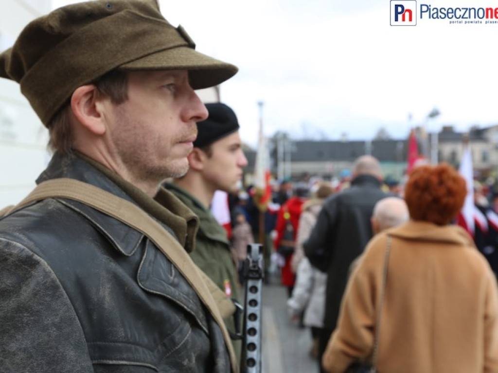 Uroczyste złożenie kwiatów na Placu Piłsudskiego
