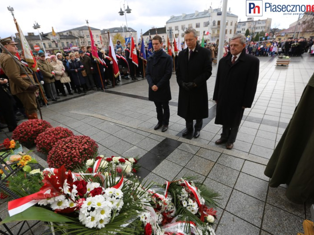 Uroczyste złożenie kwiatów na Placu Piłsudskiego