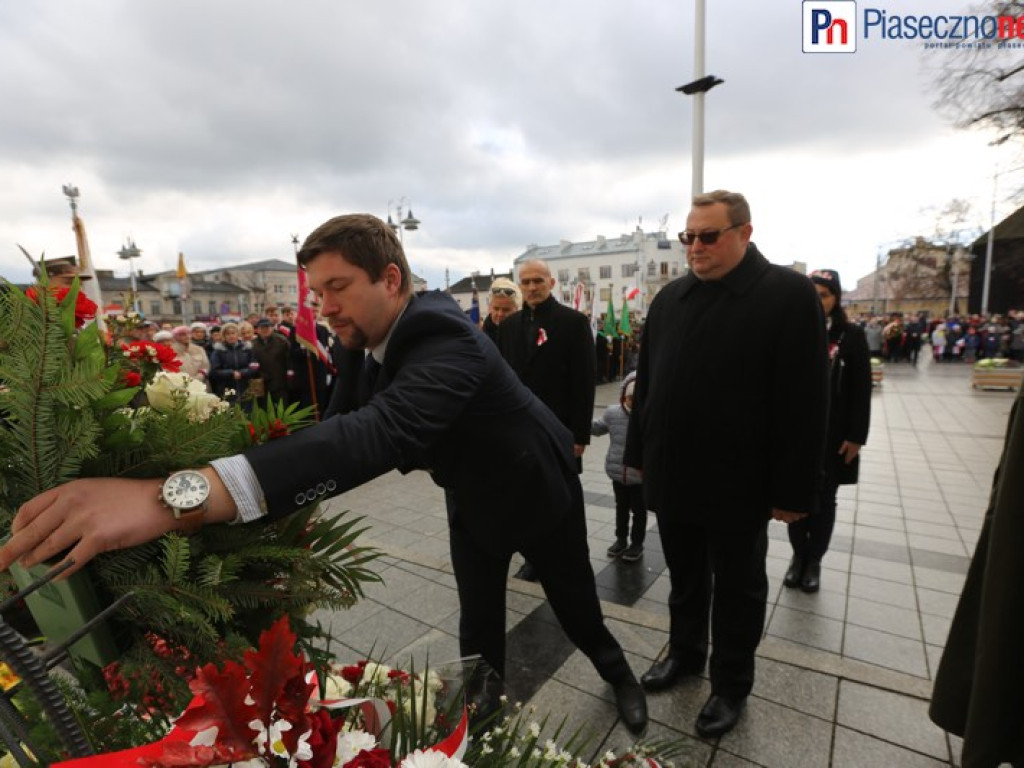Uroczyste złożenie kwiatów na Placu Piłsudskiego