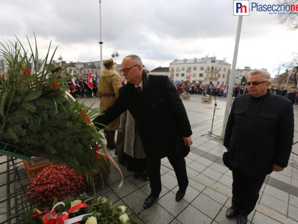 Uroczyste złożenie kwiatów na Placu Piłsudskiego