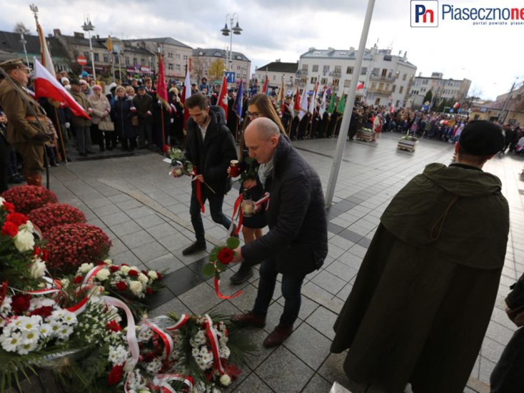 Uroczyste złożenie kwiatów na Placu Piłsudskiego
