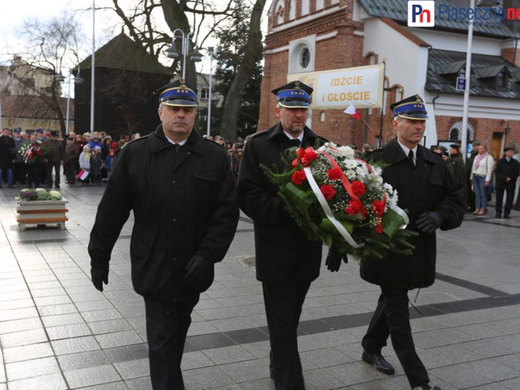 Uroczyste złożenie kwiatów na Placu Piłsudskiego