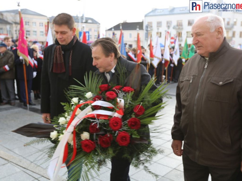 Uroczyste złożenie kwiatów na Placu Piłsudskiego