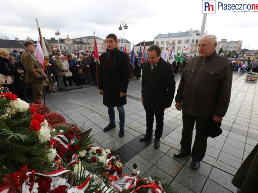 Uroczyste złożenie kwiatów na Placu Piłsudskiego
