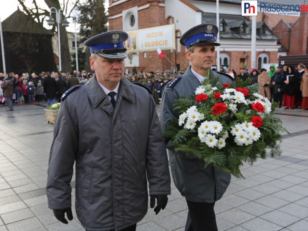 Uroczyste złożenie kwiatów na Placu Piłsudskiego