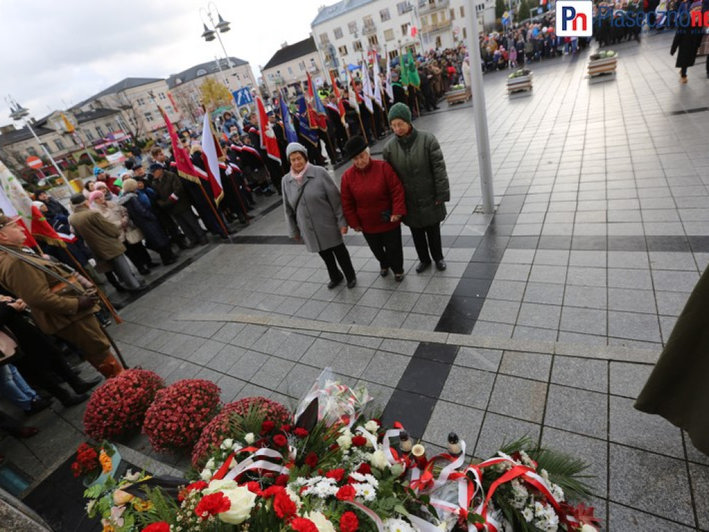 Uroczyste złożenie kwiatów na Placu Piłsudskiego