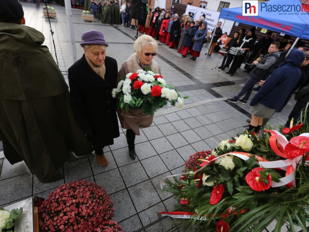 Uroczyste złożenie kwiatów na Placu Piłsudskiego