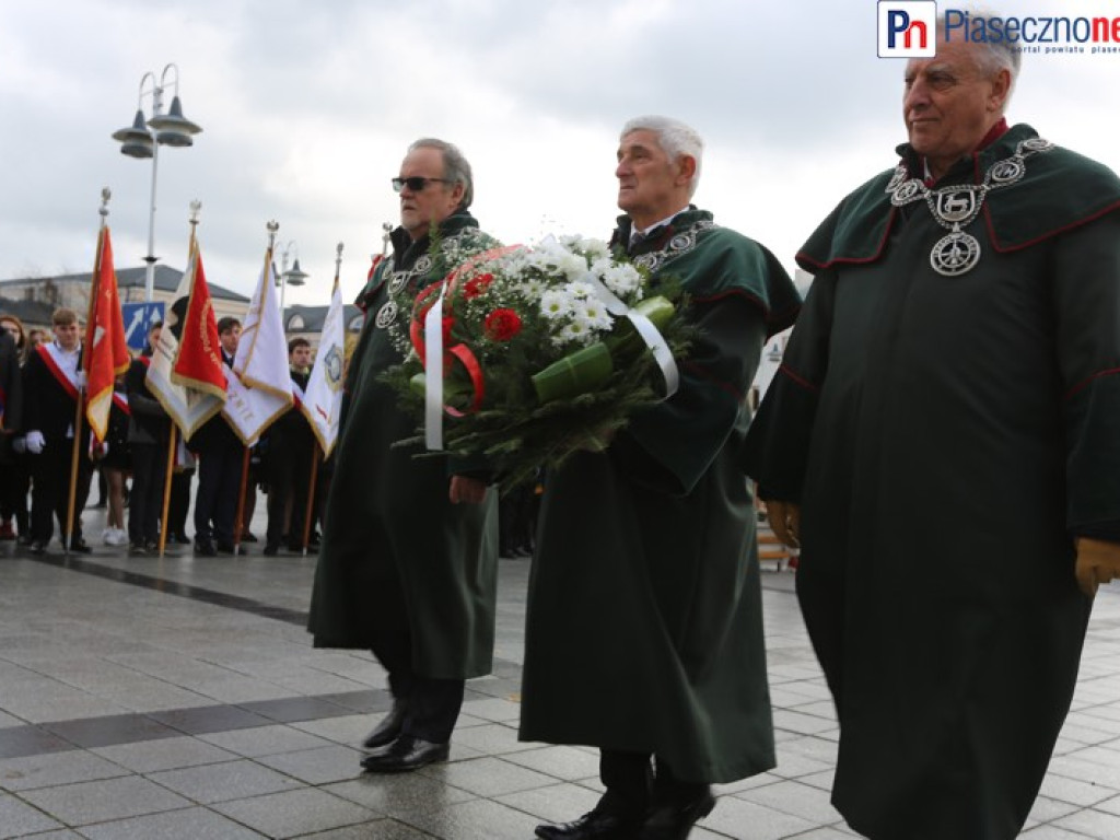 Uroczyste złożenie kwiatów na Placu Piłsudskiego