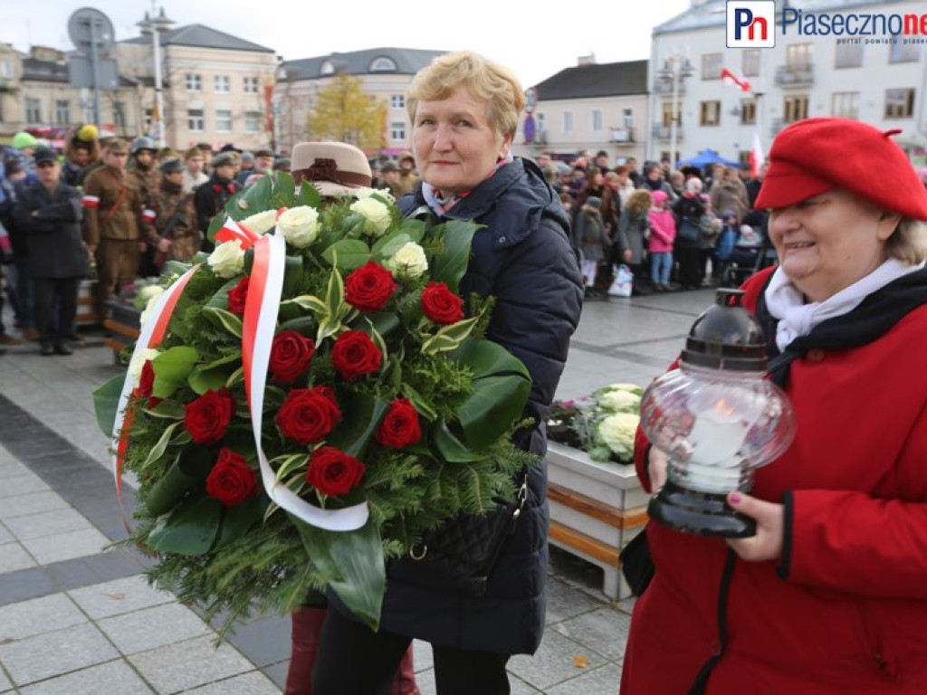 Uroczyste złożenie kwiatów na Placu Piłsudskiego