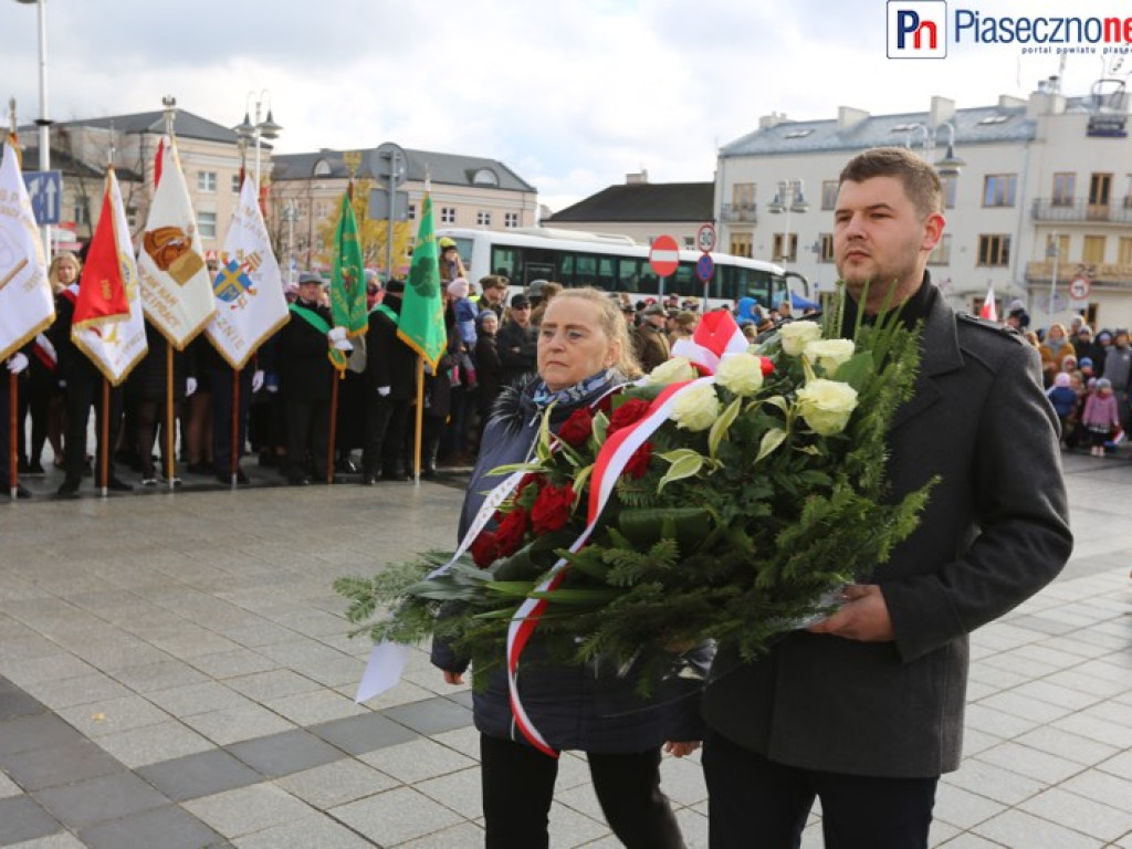 Uroczyste złożenie kwiatów na Placu Piłsudskiego